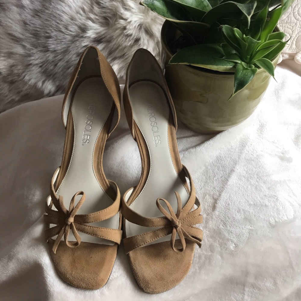 Aero soles camel bow tie heels